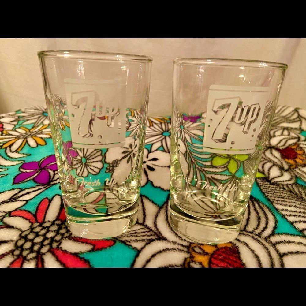 2 Vintage 1940’s 7 Up Drinking Glasses – “The Fresh UpDrink” Vintage Advertising - Picture 3 of 8